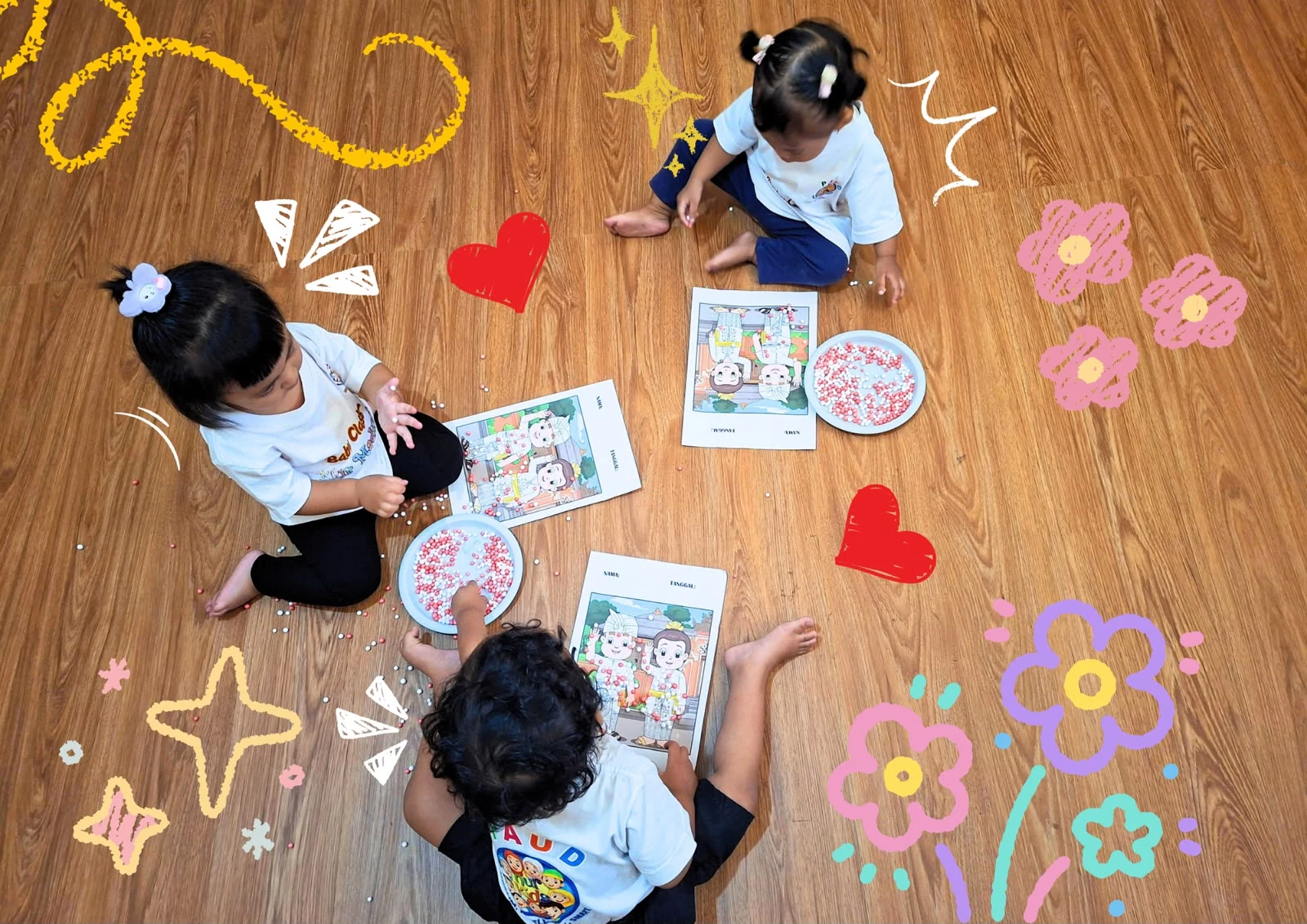 Anak-anak Baby Class Nur Madinah bermain manik-manik warna