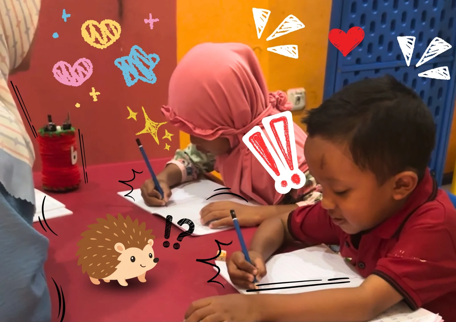 Anak-anak Les Calistung Nur Madinah berlatih menulis di meja