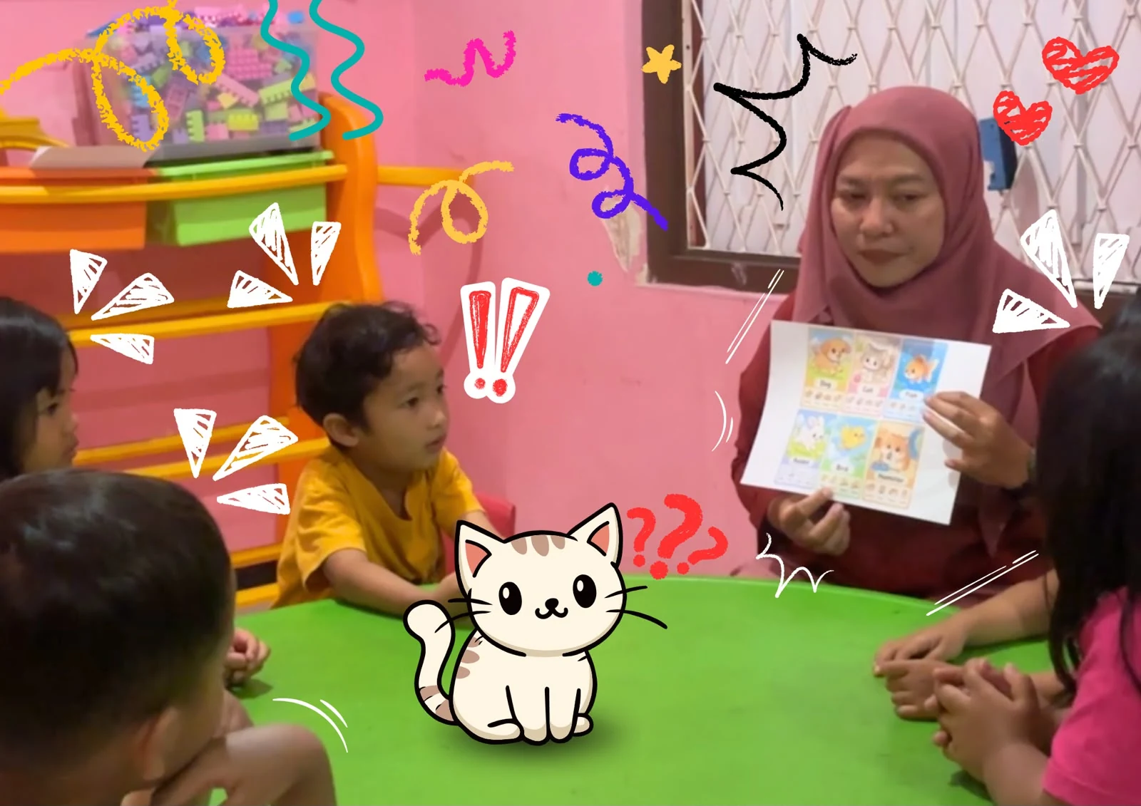 Bunda guru English Class Nur Madinah menunjukkan flashcard hewan kepada anak-anak