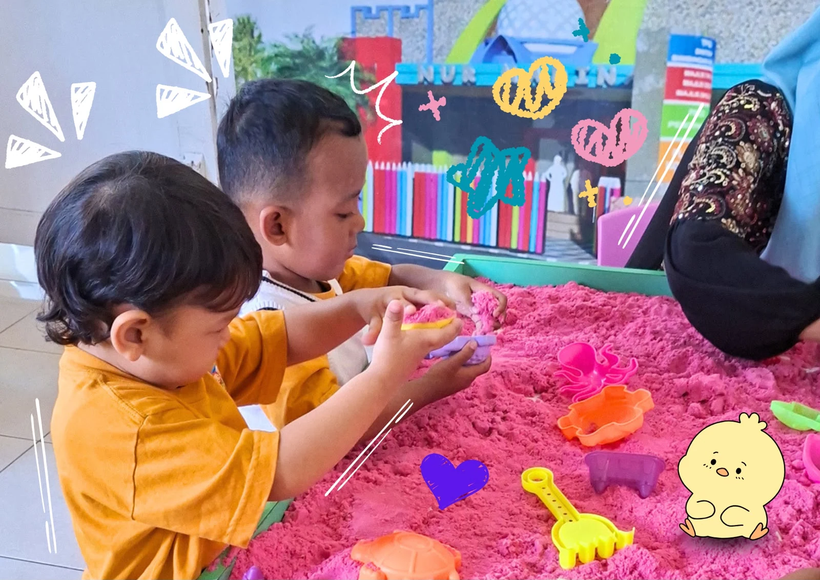Anak-anak Shining Star Nur Madinah bermain pasir kinetik