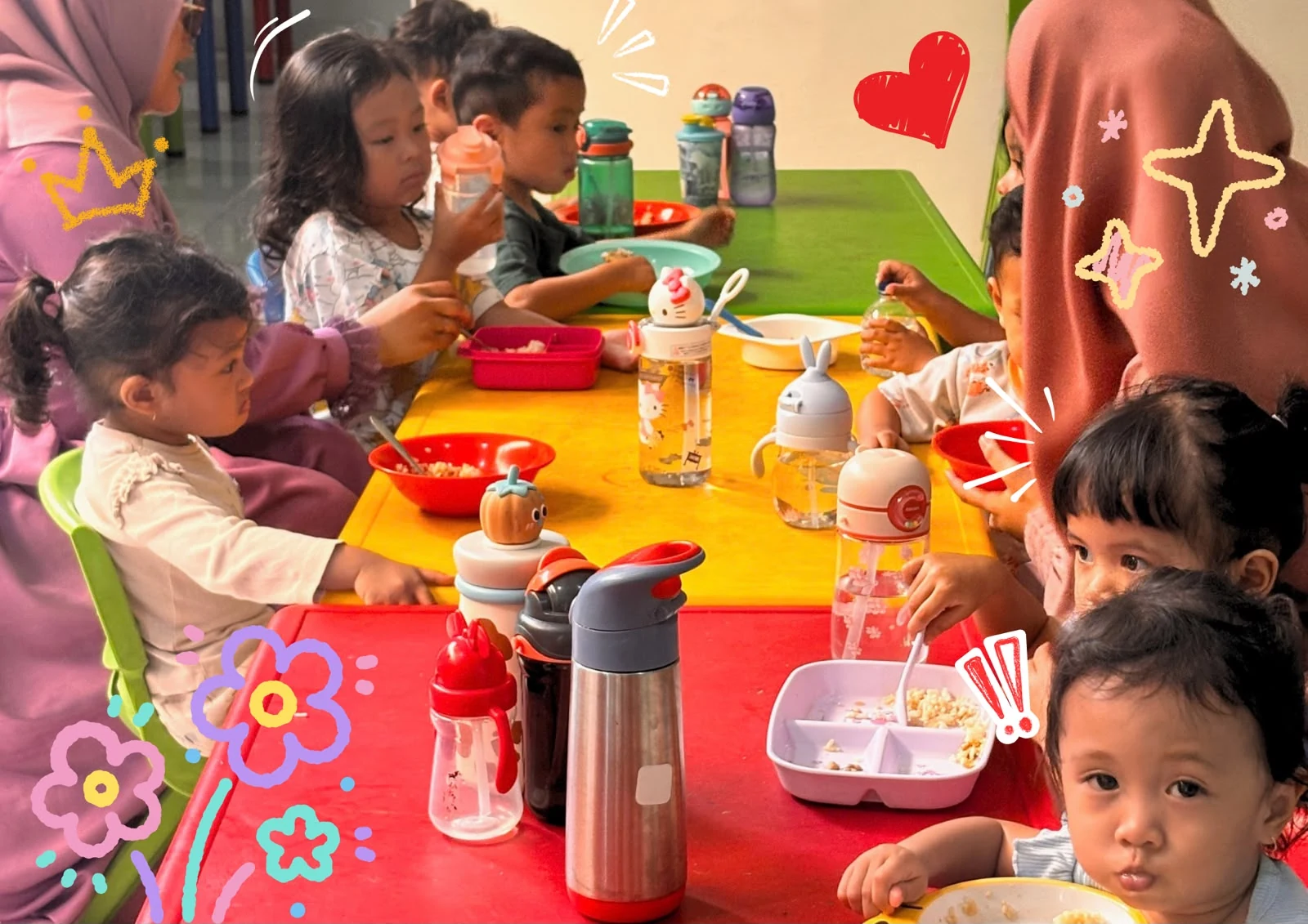 Anak-anak TPA Nur Madinah makan bersama di meja makan
