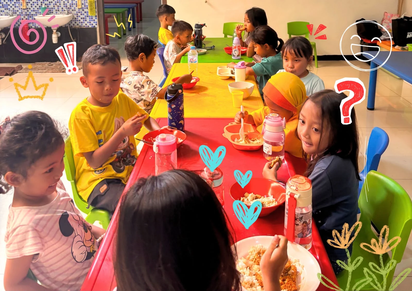 Anak-anak TPA Nur Madinah makan siang bersama